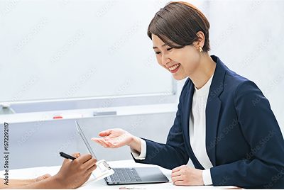 画像：保険の説明をする様子